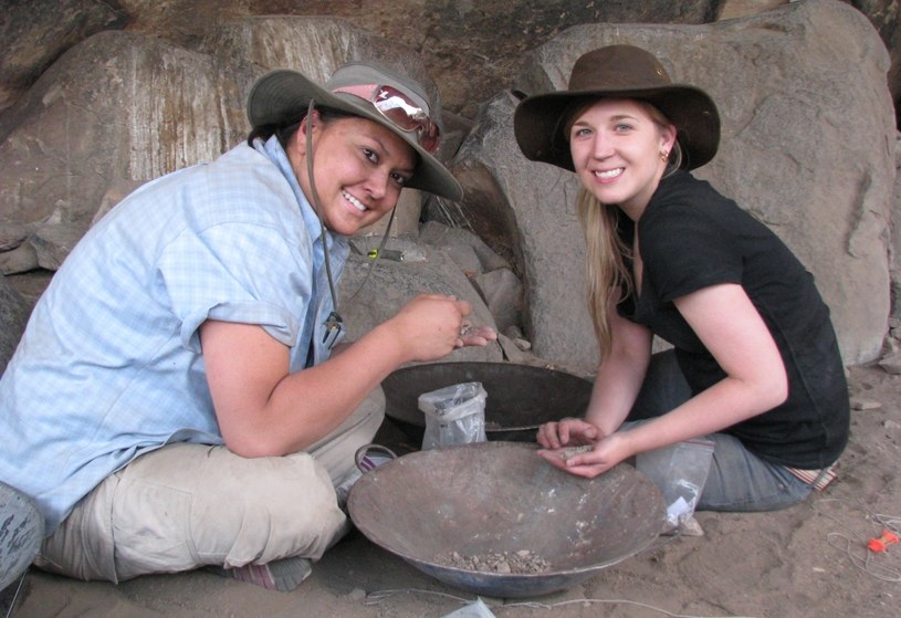 Elizabeth Sawchuk (po prawej) na miejscu odkrycia najstarszego DNA w Afryce / University of Alberta /materiały prasowe