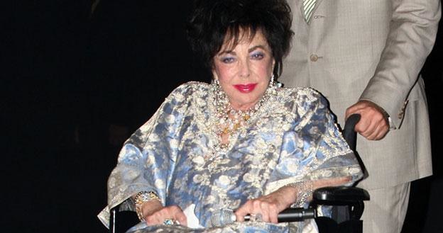 Elizabeth Taylor w drodze do szpitala /AFP