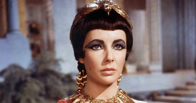 Elizabeth Taylor w scenie z filmu "Kleopatra" /materiały prasowe