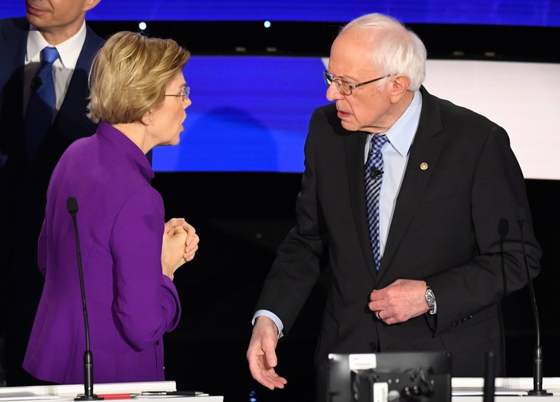 Elizabeth Warren odmawia podania ręki Berniemu Sandersowi. Dochodzi między nimi do ostrej wymiany zdań /AFP
