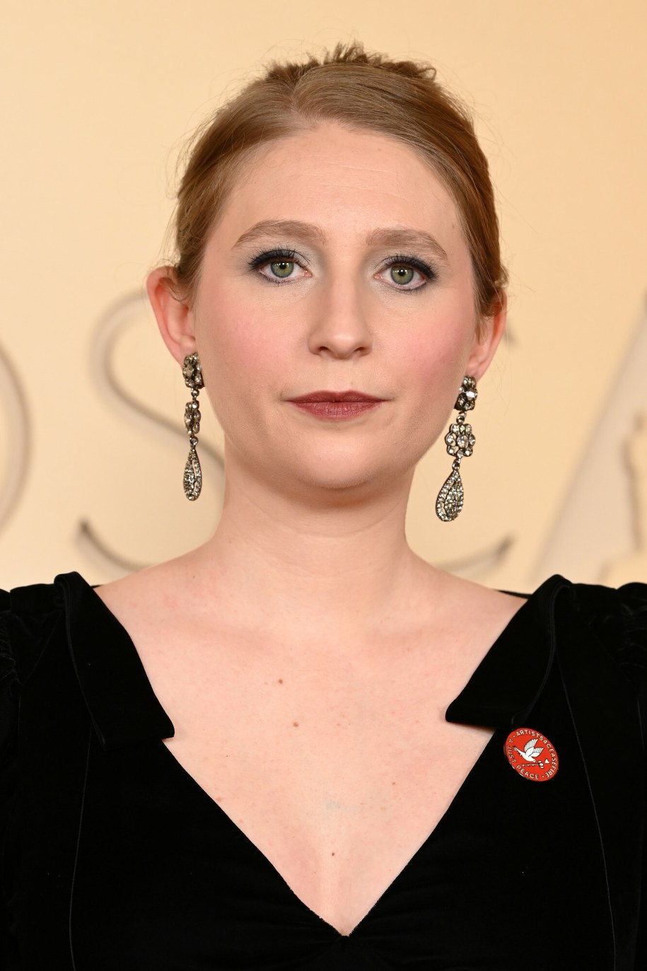 Elizabeth Woodward z przypinką z białym gołębiem /David Fisher/Shutterstock /East News