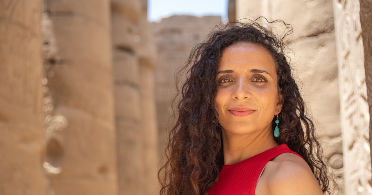 Ella Al-Shamahi - brytyjska biolożka, paleoantropolożka, a także podcasterka i prowadząca program "Człowiek. Historia ewolucji" /BBC /materiały prasowe