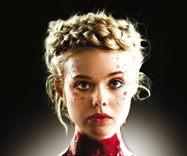 "Elle Fanning łączy w sobie cechy wspaniałych gwiazd niemego kina i najbardziej awangardowych współczesnych aktorek. Ma niezwykłą umiejętność transformacji na ekranie. Poza tym kamera ją po prostu uwielbia"- mówił o aktorce duński reżyser Nicolas Winding Refn, który obsadził Fanning w głównej roli w filmie "Neon Demon". Wcieliła się ona w niewinną ślicznotkę z małego miasteczka, która robi karierę w modelingu.