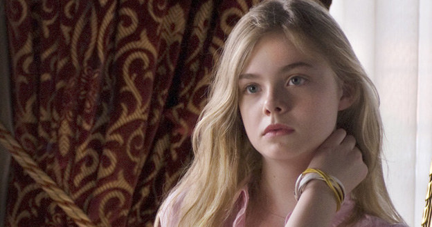 Elle Fanning w scenie z filmu 'Somewhere. Między miejscami" /materiały dystrybutora