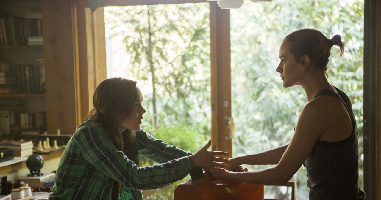 Ellen Page i Evan Rachel Wood w scenie z "Głuszy" /materiały prasowe