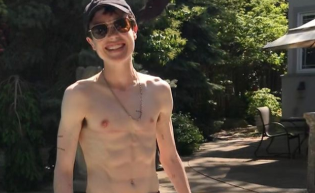 Elliot Page pokazał się bez koszulki. Wcześniej usunął piersi 