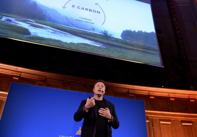 Elon Musk chce wprowadzić ludzkość w erę transhumanizmu /AFP