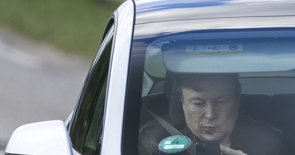 Elon Musk jest świadom niedociągnięć w swoich innowacyjnych samochodach /AFP