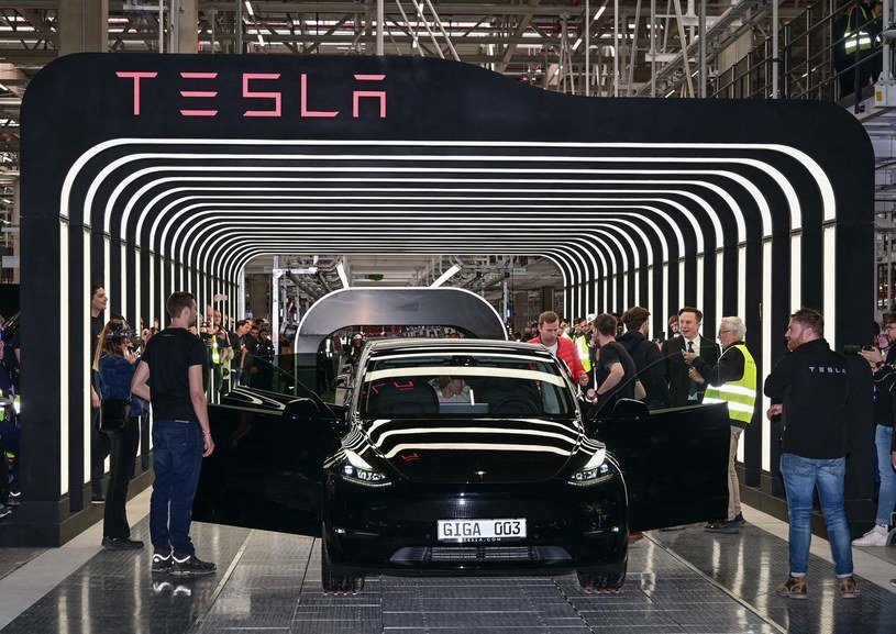 Elon Musk (L) na otwarciu gigafabryki Tesli w Gruenheide, na południowy wschód od Berlina, 22 marca 2022 r. /PATRICK PLEUL  /AFP