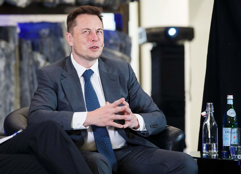Elon Musk musi się tłumaczyć... /AFP