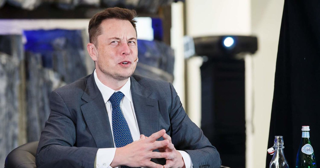 Elon Musk musi się tłumaczyć... /AFP