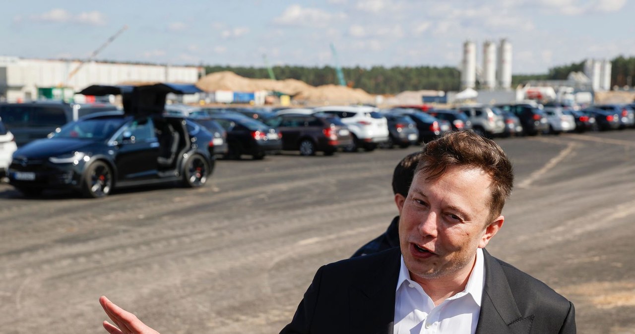 Elon Musk na placu budowy fabryki samochodów elektrycznych Tesli, w Gruenheide pod Berlinem /AFP