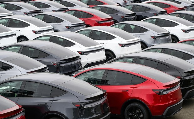 Elon Musk odleciał. Tesla nakłada na klientów gigantyczną karę finansową