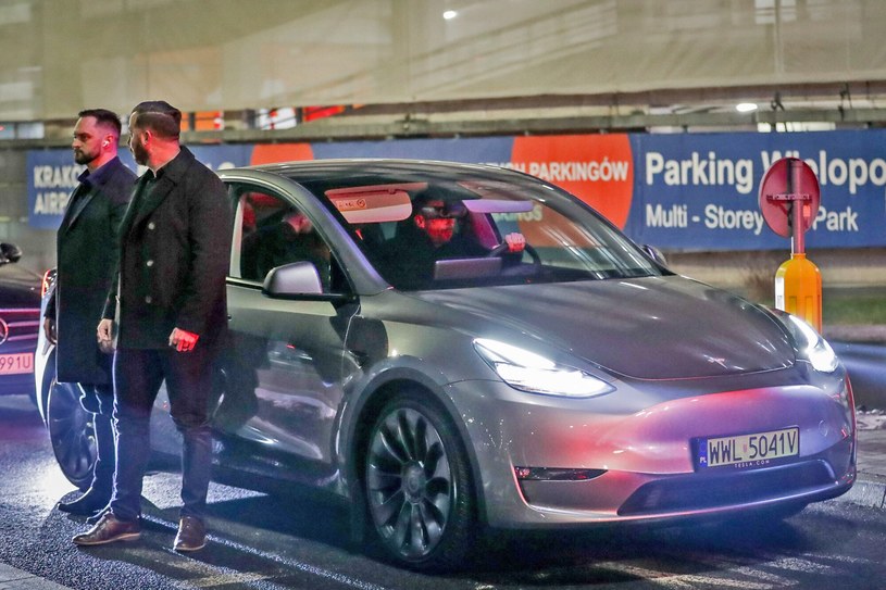 Elon Musk po wylądowaniu na krakowskim lotnisku, wsiadł do Tesli Model Y /Grzegorz Wajda