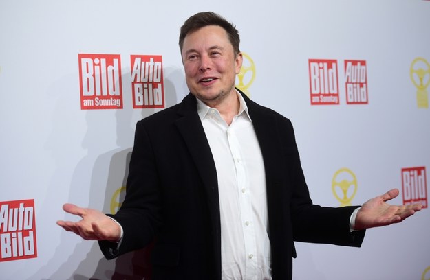 Elon Musk podczas gali, na której odbierał Złotą Kierownicę - nagrodę przyznawaną przez magazyn "Auto Bild" /Clemens Bilan /PAP/EPA