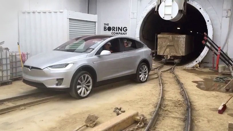 Elon Musk pokazał Model X pędzący w podziemnym tunelu pod Los Angeles /Geekweek