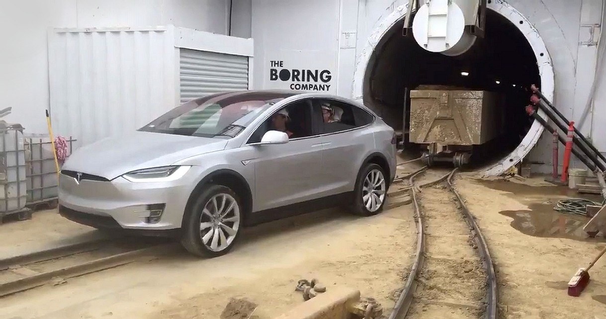 Elon Musk pokazał Model X pędzący w podziemnym tunelu pod Los Angeles /Geekweek
