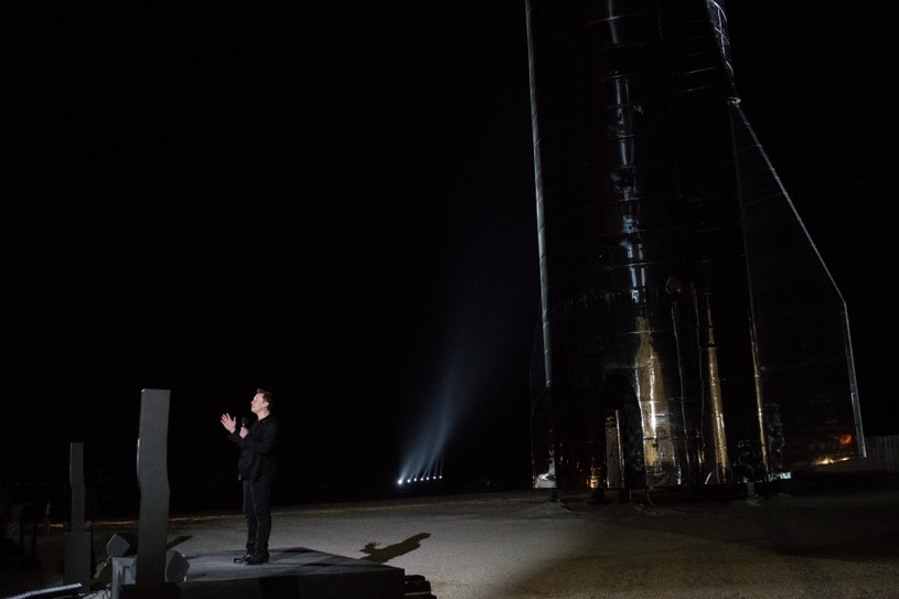 Elon Musk prezentuje Starship /AFP
