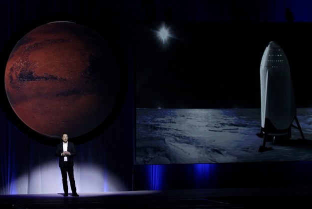 Elon Musk przedstawiający swoje plany podczas konferencji /Ulises Ruiz Basurto    /PAP/EPA