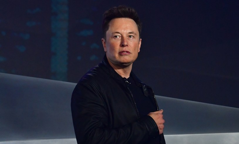 Elon Musk regularnie wyprzedaje swoje akcje Tesli /FREDERIC J. BROWN /AFP