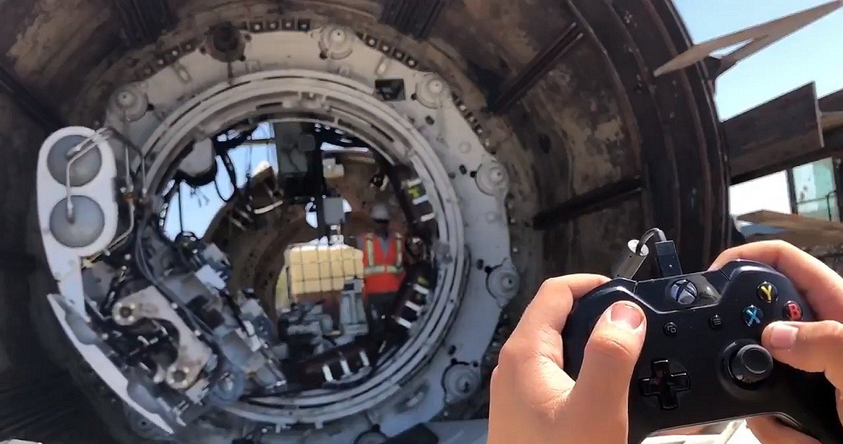 Elon Musk steruje maszyną do kopania podziemnych tuneli za pomocą kontrolera Xbox /Geekweek