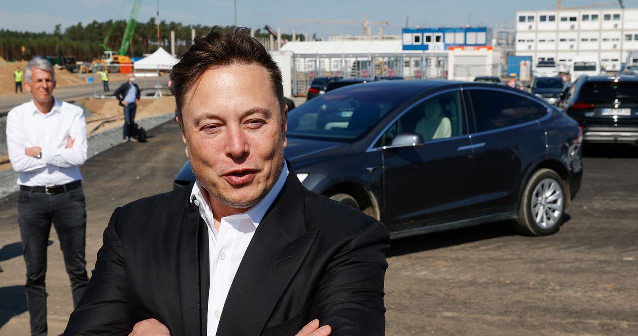 Elon Musk, szef firmy Tesla, na budowie fabryki w Gruenheide k. Berlina /AFP