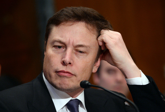 Elon Musk uważa, że przepisy zabraniające człowiekowi kierować samochodem zostaną wprowadzone za 20 lat. /AFP