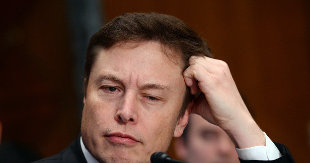 Elon Musk uważa, że przepisy zabraniające człowiekowi kierować samochodem zostaną wprowadzone za 20 lat. /AFP