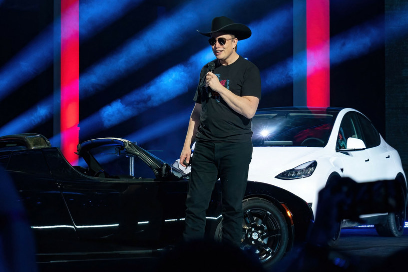 Elon Musk w czasie uroczystego otwarcia produkcji Tesla Giga Texas "Cyber Rodeo"  w Teksasie w 2022 r. /East News