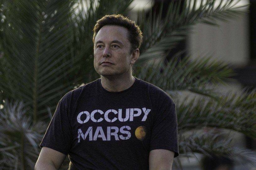 Elon Musk w koszulce z napisem sugerującym kolonizację Marsa /Michael Gonzalez/Getty AFP /East News