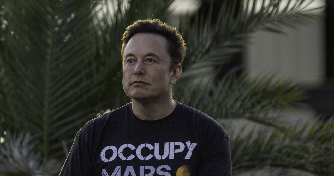 Elon Musk w koszulce z napisem sugerującym kolonizację Marsa /Michael Gonzalez/Getty AFP /East News