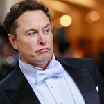 Elon Musk wyprzedaje udziały w Tesli. Firma notuje ogromny spadek wartości