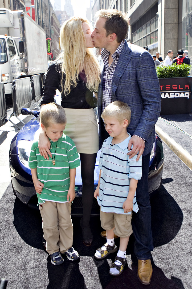 Elon Musk z drugą żoną Talulah Riley oraz synami Xavierem i Griffinem /Getty Images