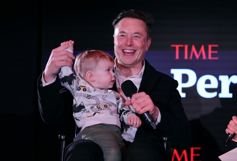 Elon Musk z jednym ze swoich dzieci /Theo Wargo/Getty AFP/East News /East News