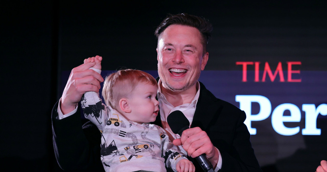 Elon Musk z jednym ze swoich dzieci /Theo Wargo/Getty AFP/East News /East News