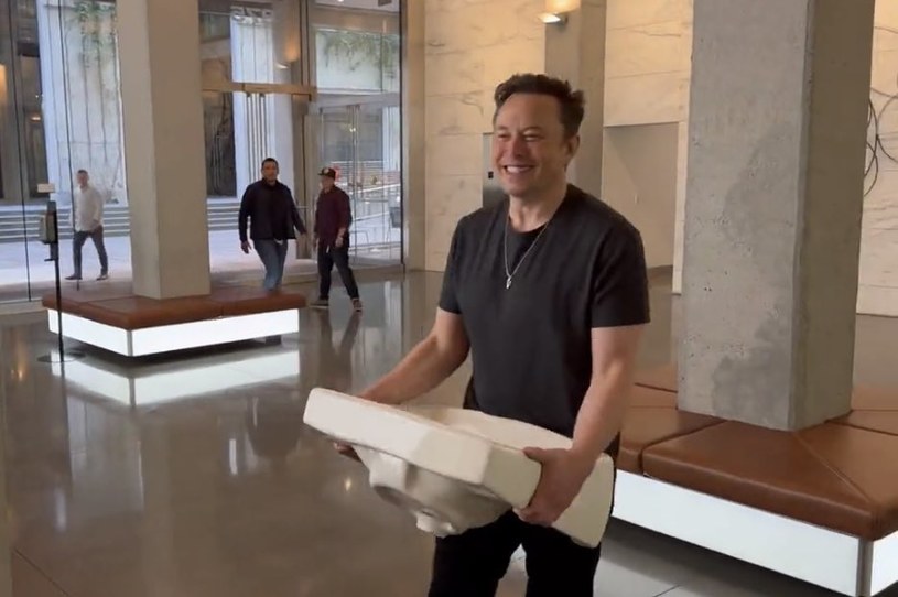 Elon Musk zaszokował pracowników głównej siedziby Twittera i pojawił się w firmie trzymając w rękach potężną umywalkę /Twitter