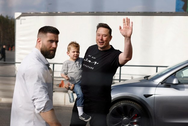 Elon Musk ze swoim synem podczas wizyty w swojej fabryce w Niemczech /ODD ANDERSEN/AFP/East News /East News