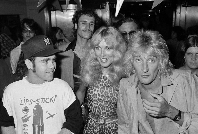 Elton John, Alison Hamilton i Rod Stewart w 1978 r. /AP/Fotolink