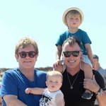 Elton John i David Furnish na wakacjach z synami