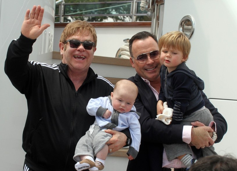 Elton John i David Furnish z synami /Splashnews