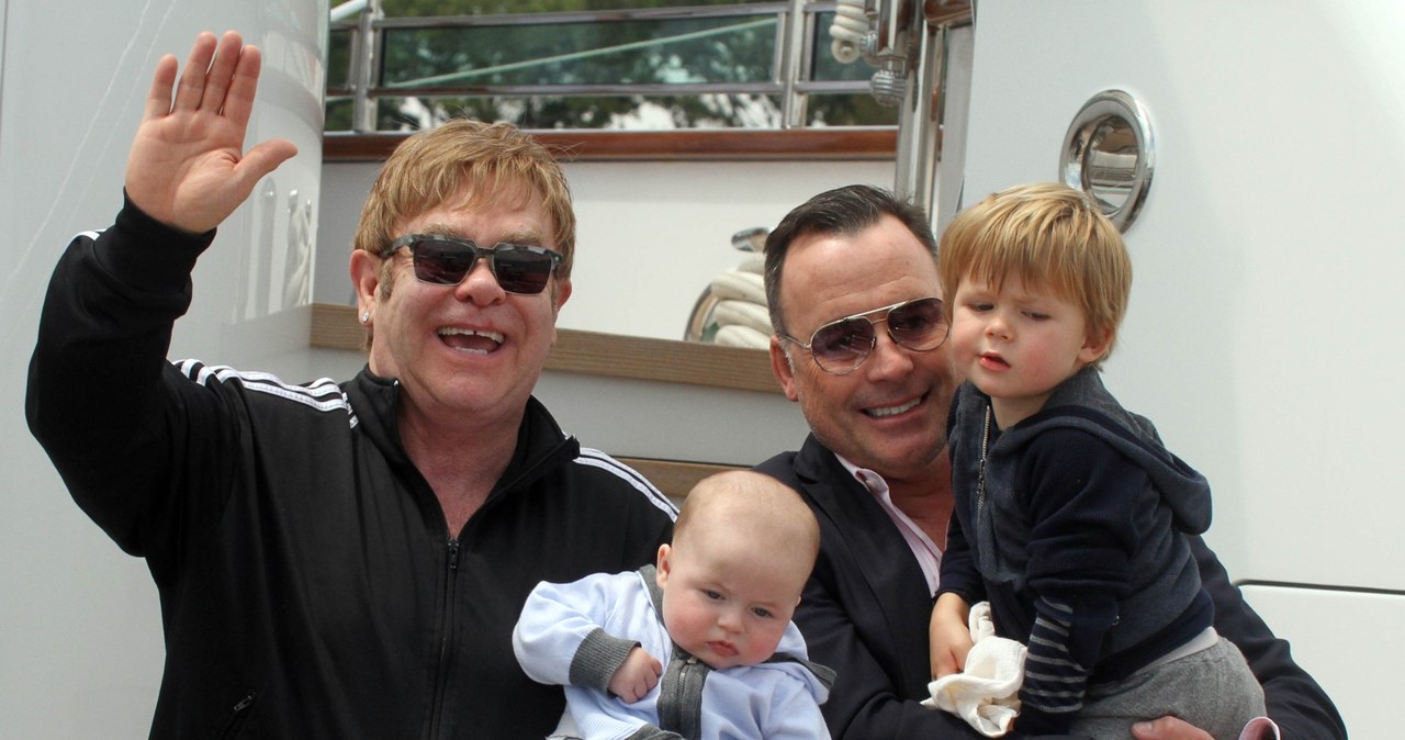 Elton John i David Furnish z synami /Splashnews