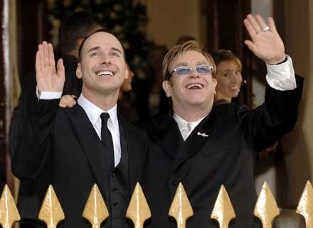 Elton John i David Furnish /AFP