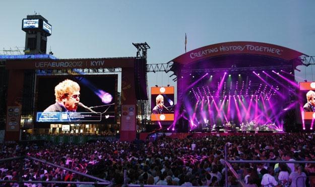 Elton John podczas koncertu w Kijowie /PAP/EPA