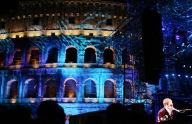 Elton John wystąpił przed rzymskim Koloseum /AFP