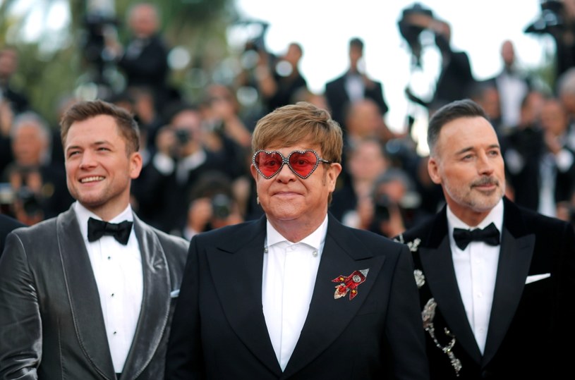 Elton John z mężem Davidem Furnishem i odtwórcą głównej roli Taronem Egertonem /REUTERS/Stephane Mahe /FORUM