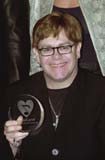 Elton John z nagrodą /
