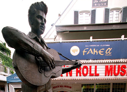 Elvis ma już kilka swoich pomników na całym świecie - na zdjęciu w Japonii /arch. AFP