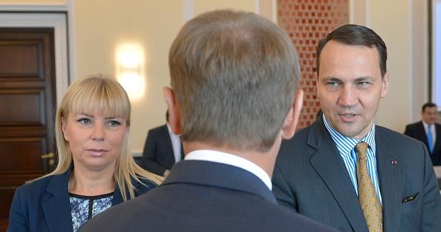 Elżbieta Bieńkowska i Radosław Sikorski przed dzisiejszym posiedzeniem rządu /PAP