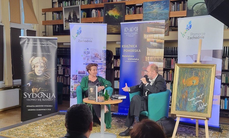 Elżbieta Cherezińska podczas spotkania z czytelnikami w Książnicy Pomorskiej w Szczecinie. /