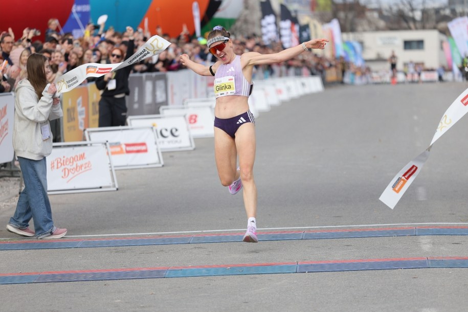 Elżbieta Glinka mija linię mety 20. Półmaratonu Warszawskiego /Rafał Guz /PAP